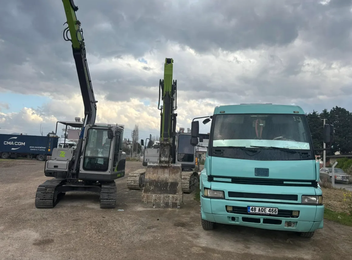 CNT Hafriyat makine parkı - ekskavatör ve kamyonlar